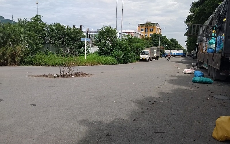 Bắc Từ Liêm - Hà Nội: Chiếm dụng lòng đường làm điểm bốc xếp hàng hóa gây ô nhiễm môi trường