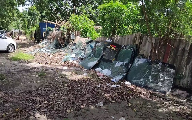 Bắc Từ Liêm - Hà Nội: Chiếm dụng lòng đường làm điểm bốc xếp hàng hóa gây ô nhiễm môi trường