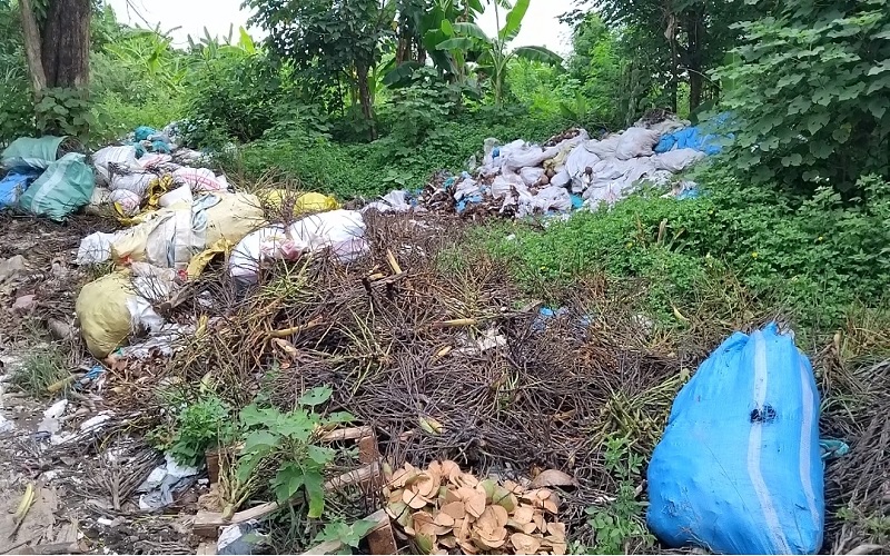 Bắc Từ Liêm - Hà Nội: Chiếm dụng lòng đường làm điểm bốc xếp hàng hóa gây ô nhiễm môi trường