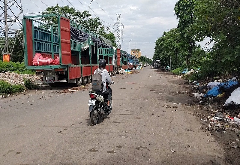 Bắc Từ Liêm - Hà Nội: Chiếm dụng lòng đường làm điểm bốc xếp hàng hóa gây ô nhiễm môi trường