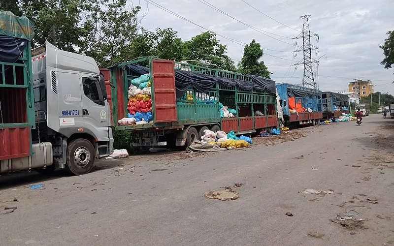 Bắc Từ Liêm - Hà Nội: Chiếm dụng lòng đường làm điểm bốc xếp hàng hóa gây ô nhiễm môi trường