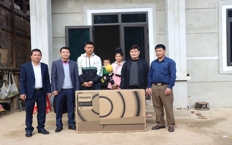 Tạp chí Tài nguyên và Môi trường trao 02 nhà tình nghĩa ở Sơn La