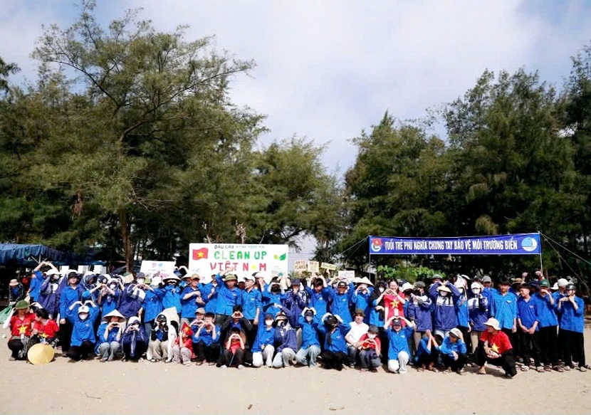 Gần 250.000 bạn trẻ tham gia chiến dịch nhặt rác toàn quốc “Clean up Việt Nam”