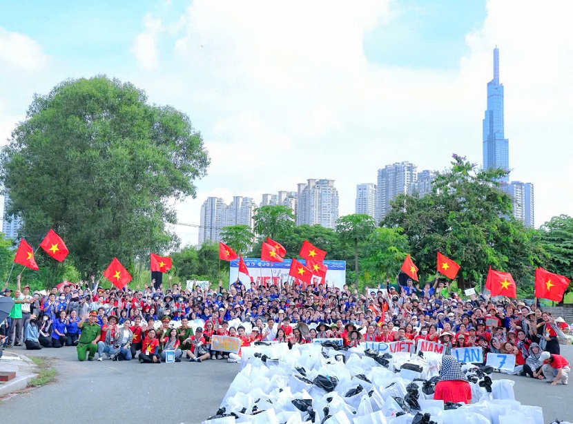 Gần 250.000 bạn trẻ tham gia chiến dịch nhặt rác toàn quốc “Clean up Việt Nam”