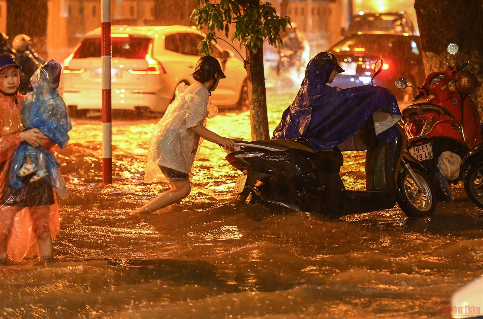 Nhiều tuyến phố ở Hà Nội ngập sâu sau cơn mưa lớn