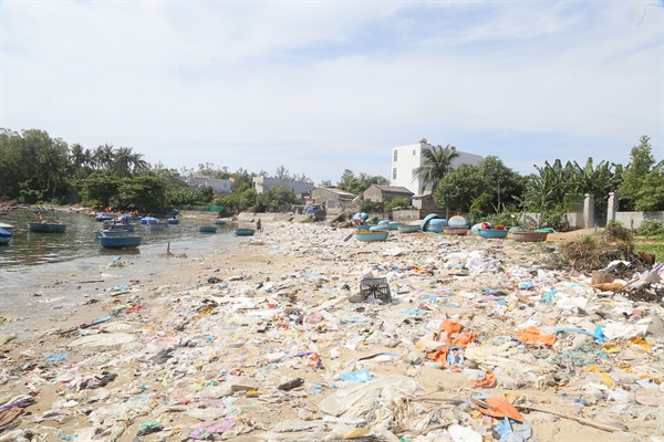 Lo ngại từ rác thải ven biển ở Quảng Ngãi