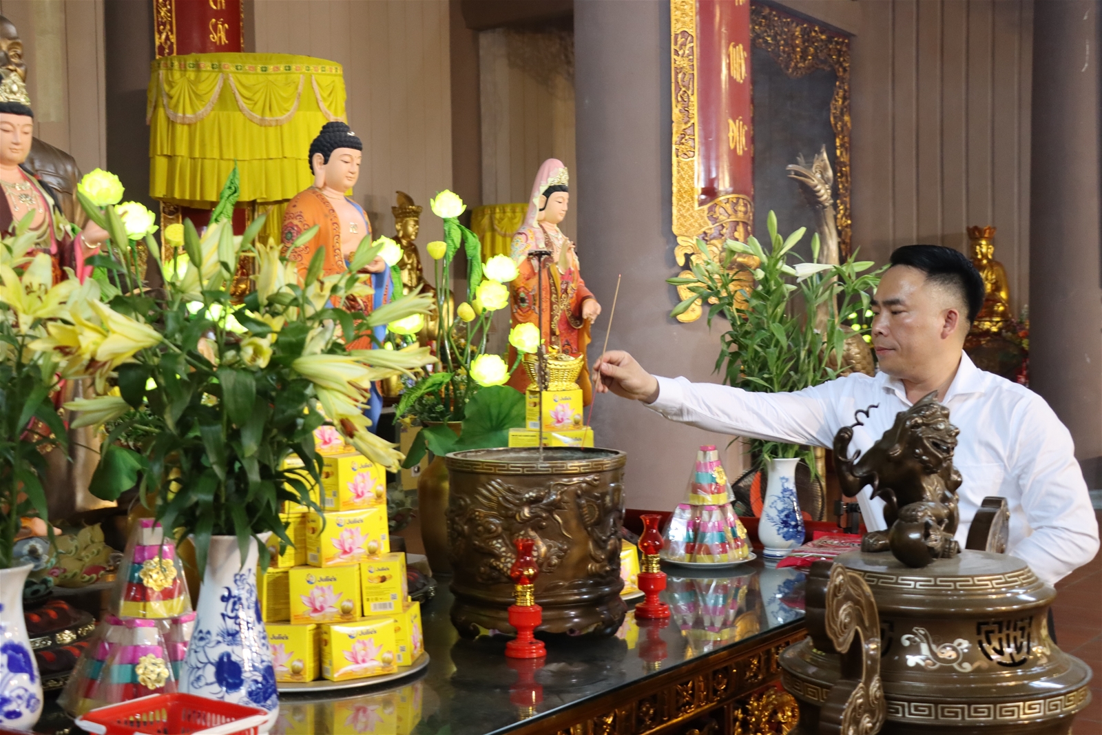 Tạp chí Tài nguyên và Môi trường trồng cây tại chùa Linh Quang (Điện Biên)