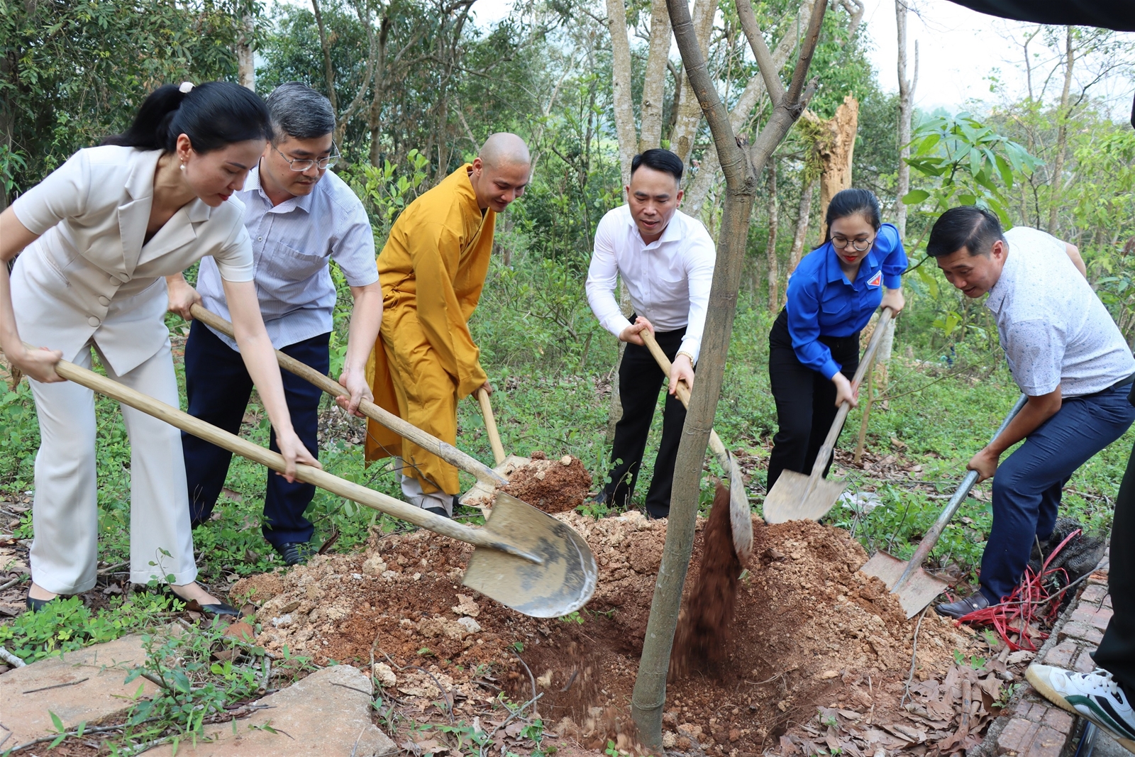 Tạp chí Tài nguyên và Môi trường trồng cây tại chùa Linh Quang (Điện Biên)