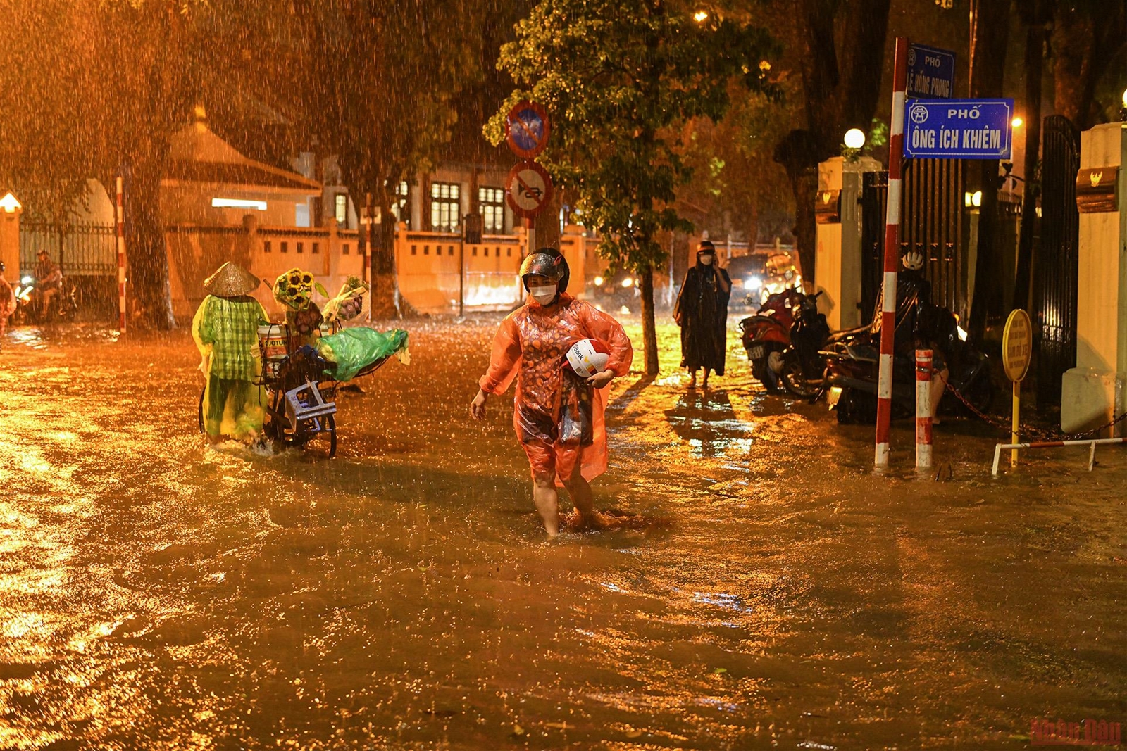 Nhiều tuyến phố ở Hà Nội ngập sâu sau cơn mưa lớn