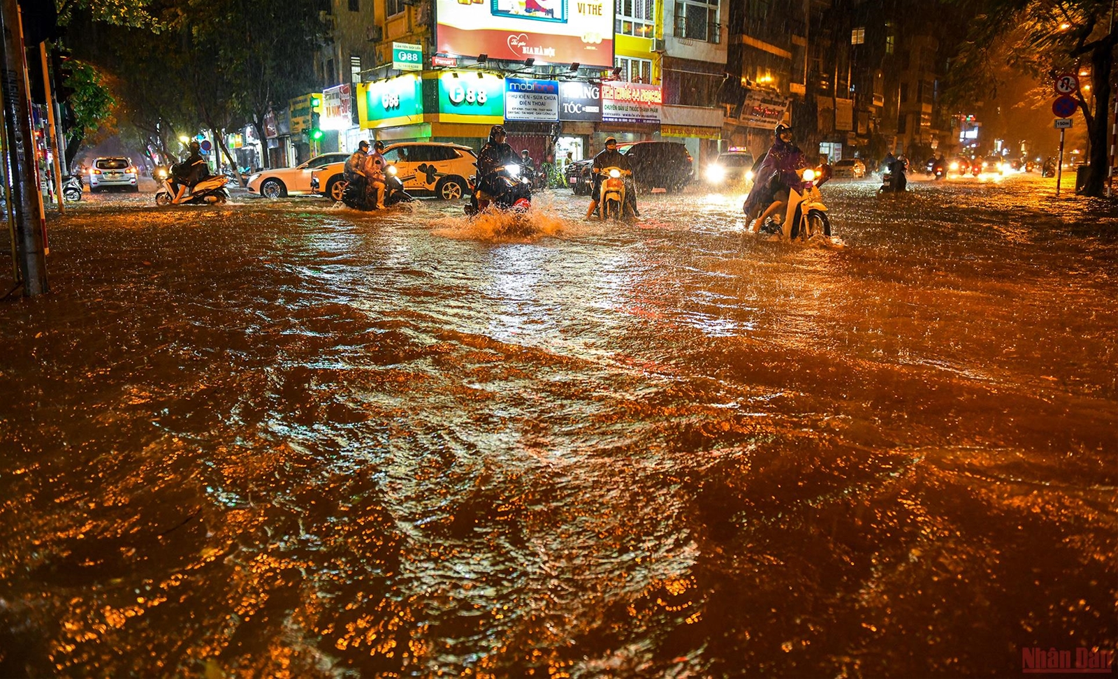 Nhiều tuyến phố ở Hà Nội ngập sâu sau cơn mưa lớn