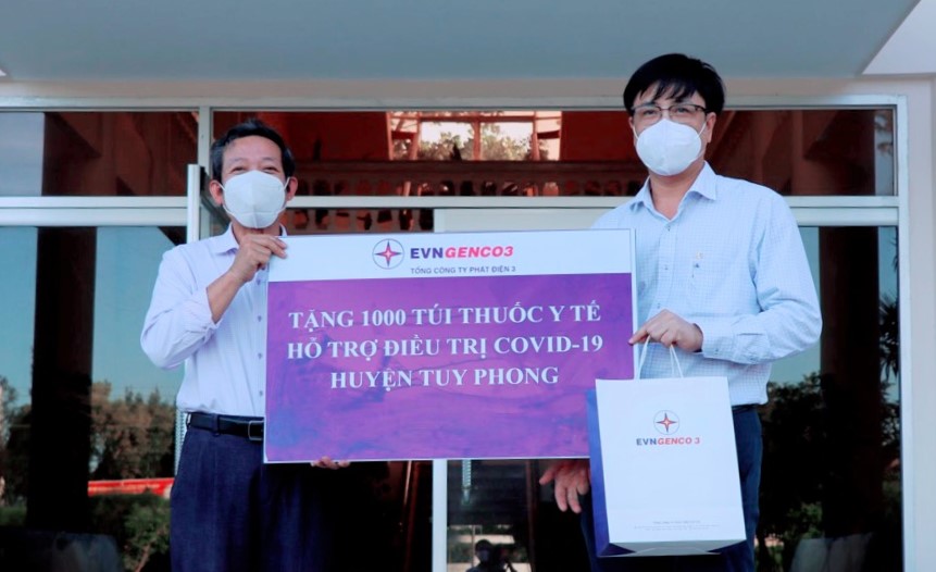 EVNGENCO3 TRAO TẶNG 1700 TÚI THUỐC CÙNG HUYỆN TUY PHONG CHỐNG DỊCH COVID-19