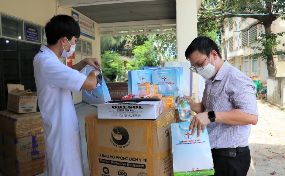 EVNGENCO3 TRAO TẶNG 1700 TÚI THUỐC CÙNG HUYỆN TUY PHONG CHỐNG DỊCH COVID-19