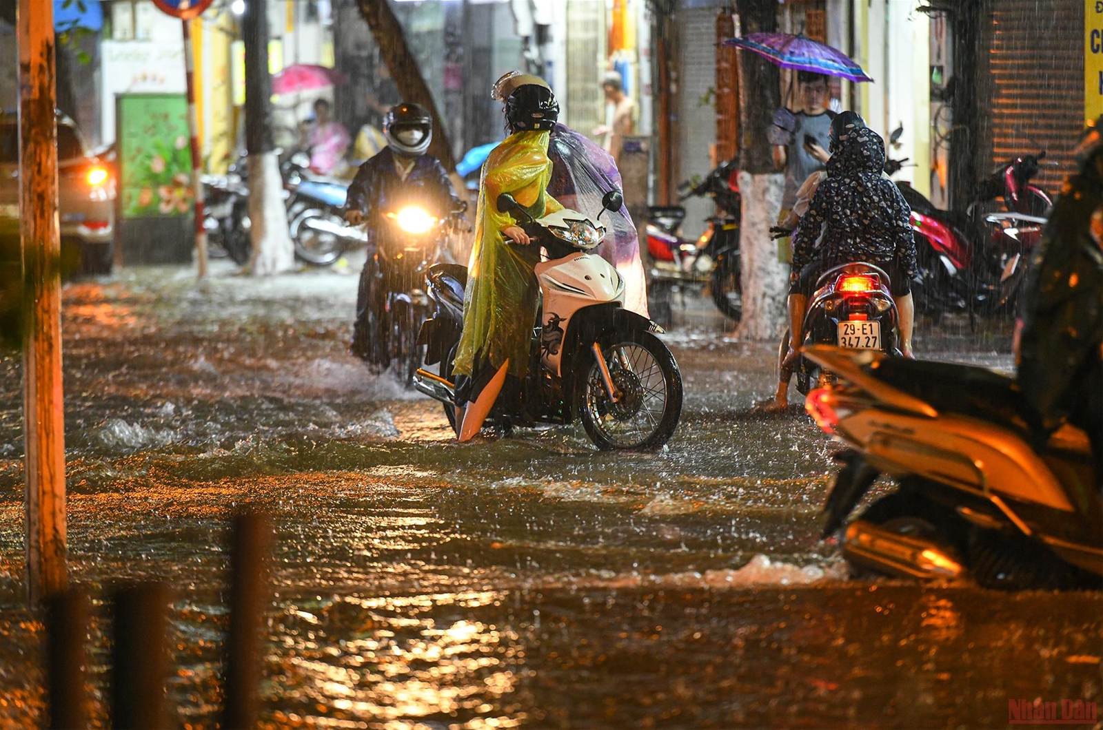 Nhiều tuyến phố ở Hà Nội ngập sâu sau cơn mưa lớn