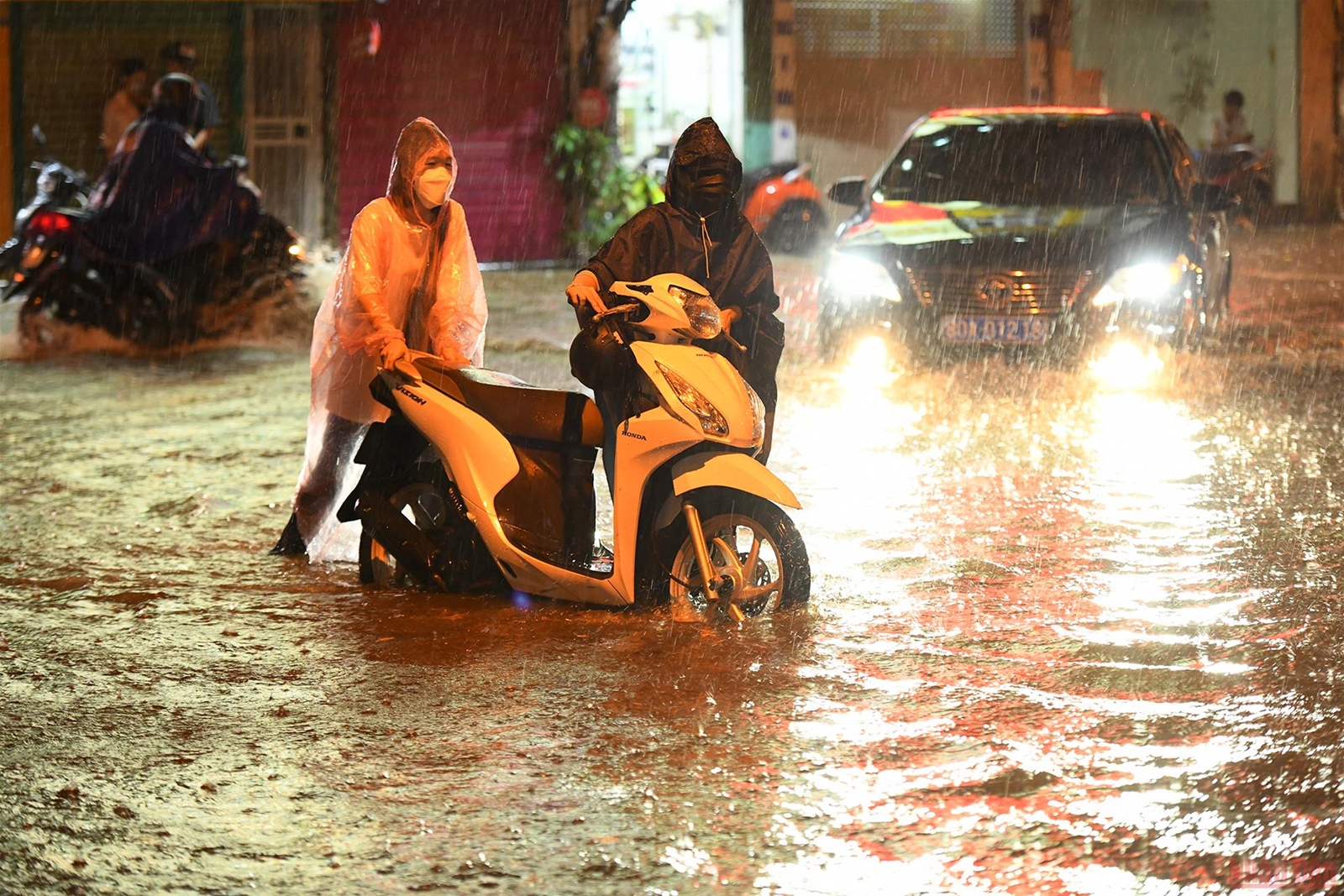 Nhiều tuyến phố ở Hà Nội ngập sâu sau cơn mưa lớn