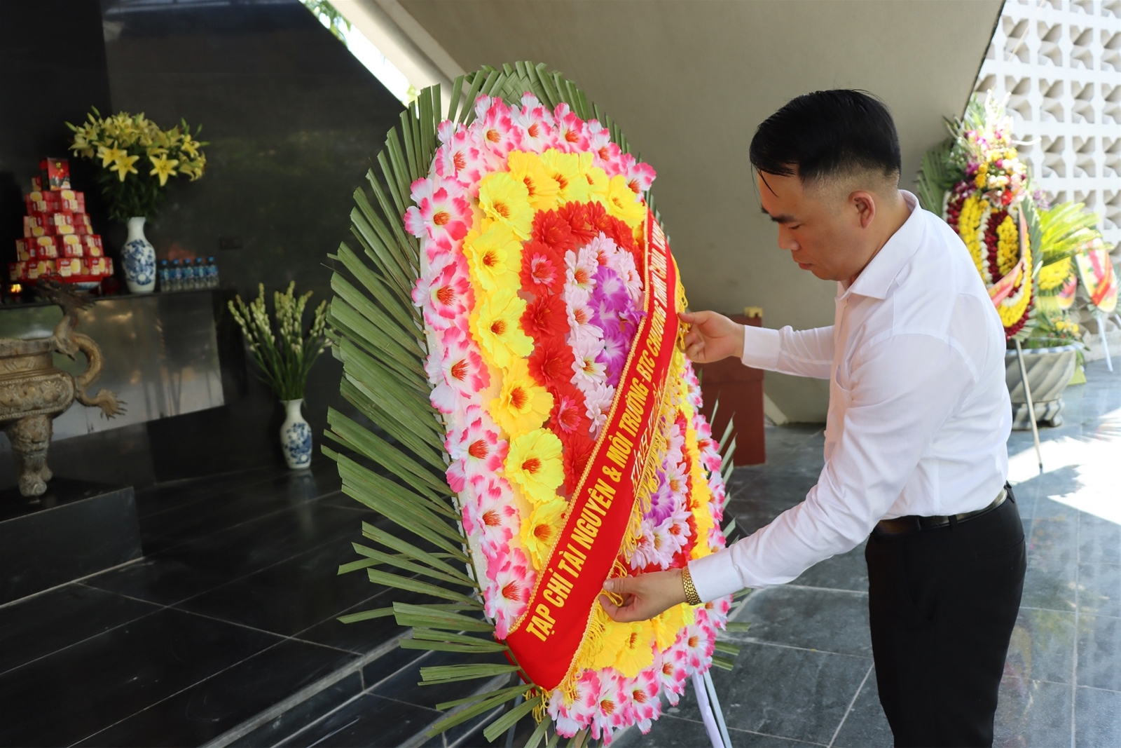 Tạp chí Tài nguyên và Môi trường trồng cây tại chùa Linh Quang (Điện Biên)