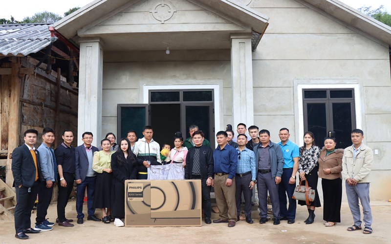 Tạp chí Tài nguyên và Môi trường trao 02 nhà tình nghĩa ở Sơn La