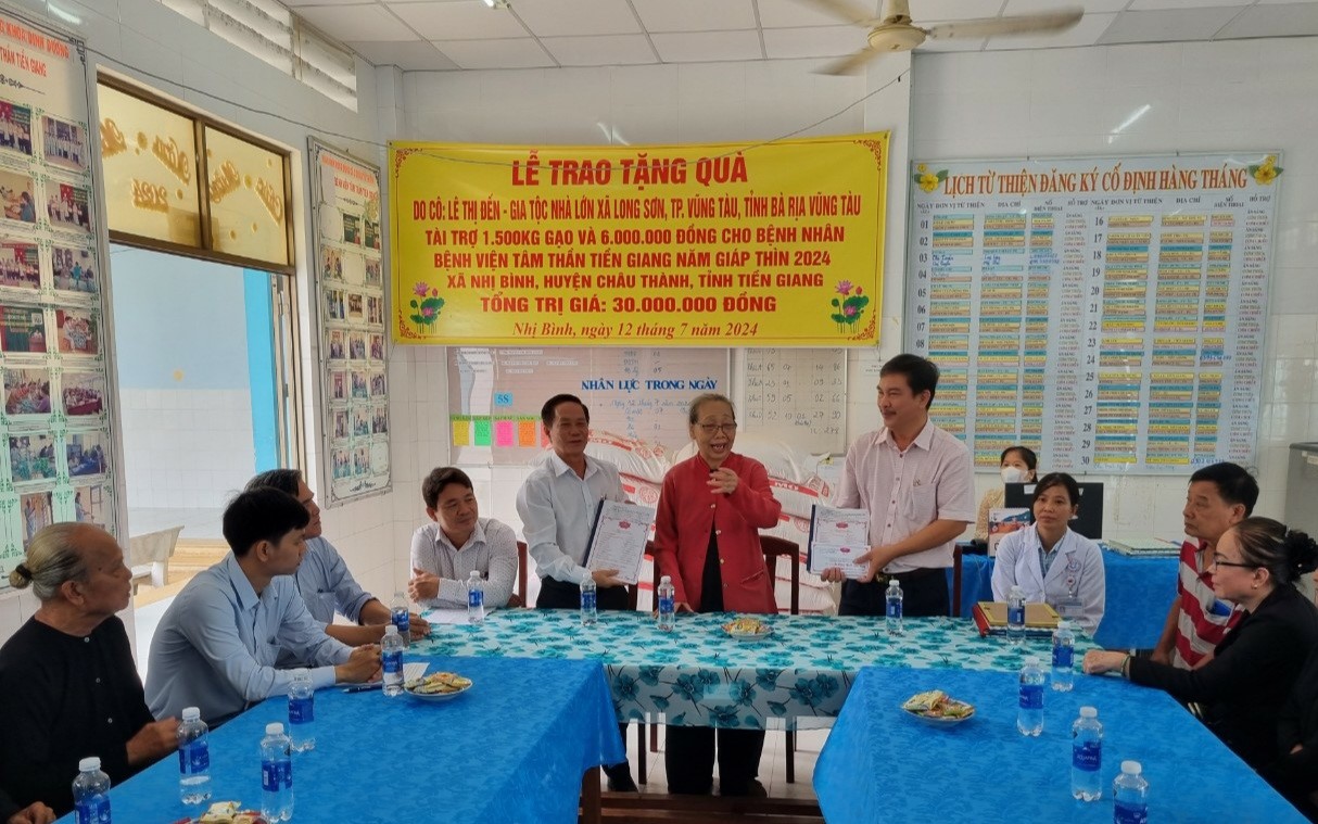 Trao tặng quà cho bệnh nhân Bệnh viện Tâm thần Tiền Giang