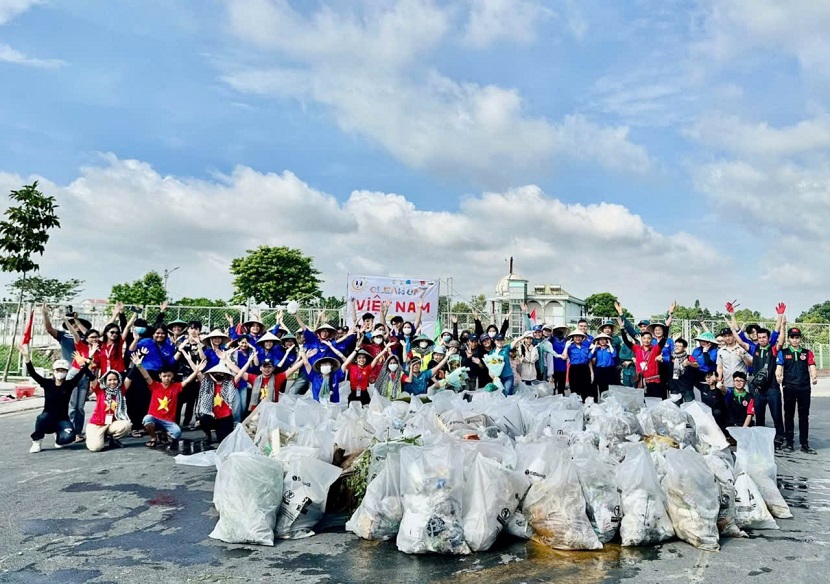 Gần 250.000 bạn trẻ tham gia chiến dịch nhặt rác toàn quốc “Clean up Việt Nam”