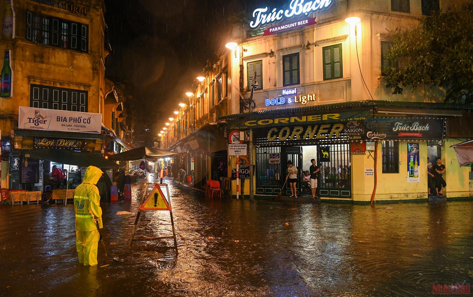 Nhiều tuyến phố ở Hà Nội ngập sâu sau cơn mưa lớn