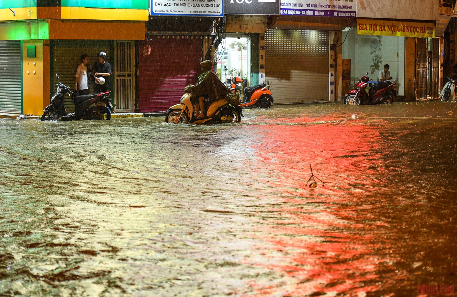 Nhiều tuyến phố ở Hà Nội ngập sâu sau cơn mưa lớn