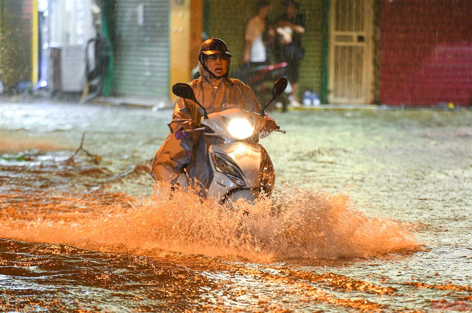 Nhiều tuyến phố ở Hà Nội ngập sâu sau cơn mưa lớn