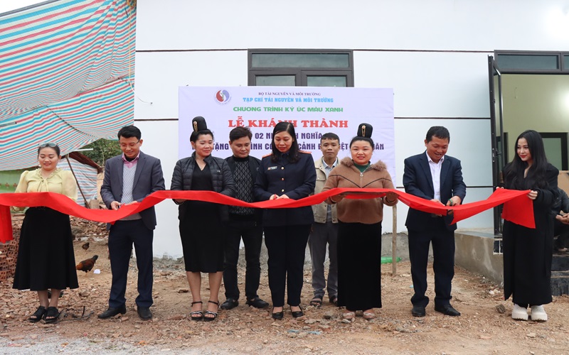 Tạp chí Tài nguyên và Môi trường trao 02 nhà tình nghĩa ở Sơn La