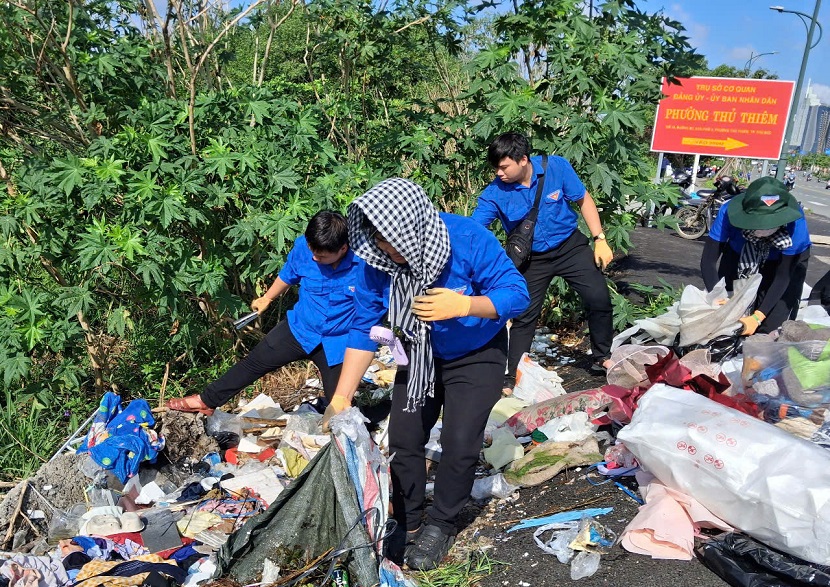 Gần 250.000 bạn trẻ tham gia chiến dịch nhặt rác toàn quốc “Clean up Việt Nam”