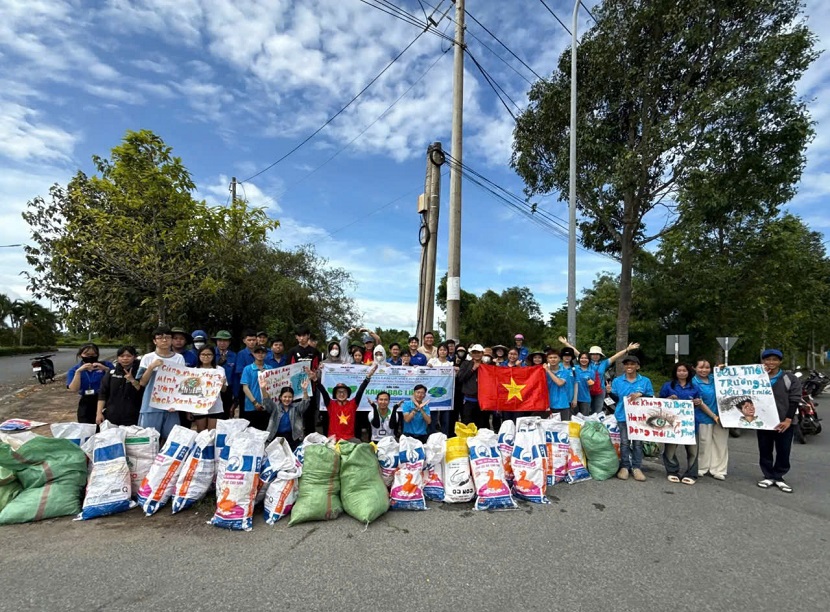 Gần 250.000 bạn trẻ tham gia chiến dịch nhặt rác toàn quốc “Clean up Việt Nam”