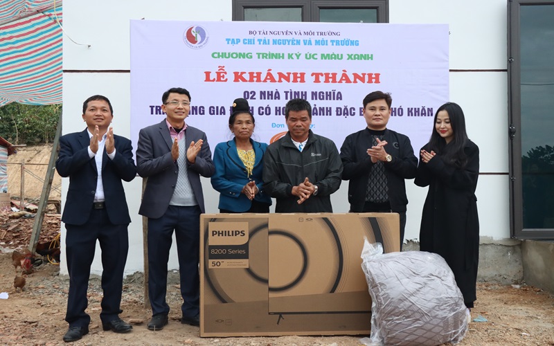 Tạp chí Tài nguyên và Môi trường trao 02 nhà tình nghĩa ở Sơn La