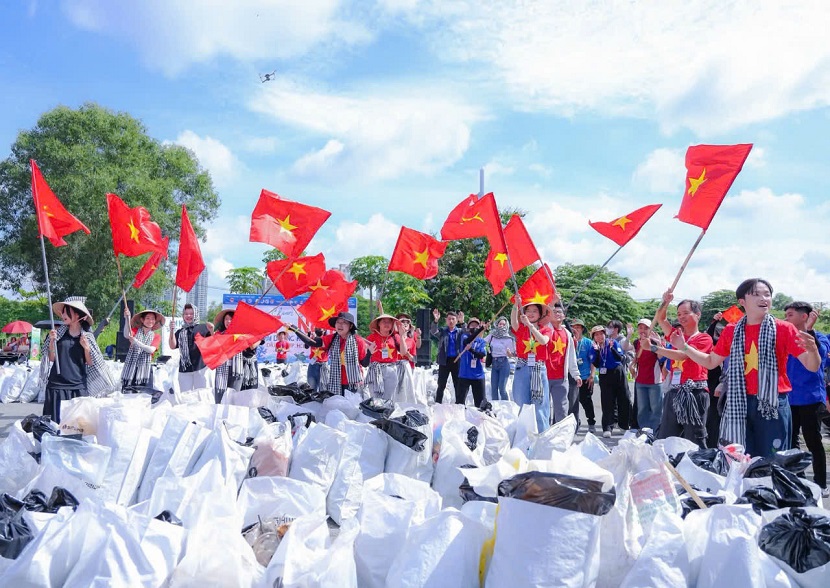 Gần 250.000 bạn trẻ tham gia chiến dịch nhặt rác toàn quốc “Clean up Việt Nam”
