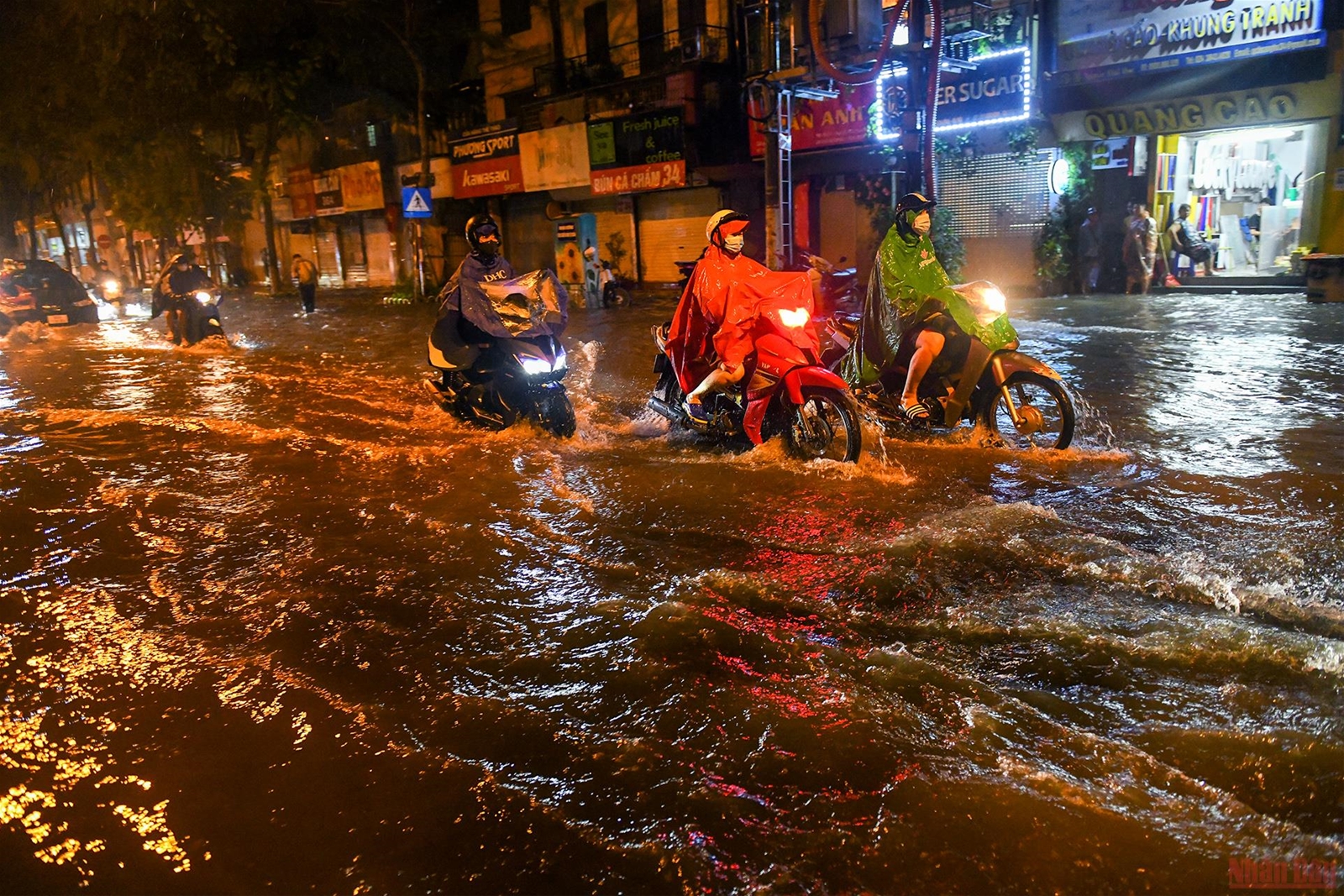 Nhiều tuyến phố ở Hà Nội ngập sâu sau cơn mưa lớn