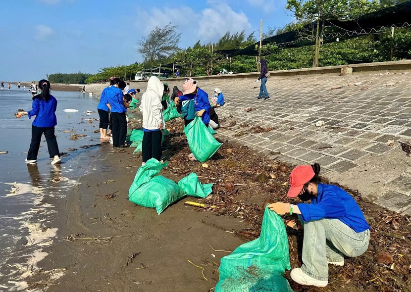 Gần 250.000 bạn trẻ tham gia chiến dịch nhặt rác toàn quốc “Clean up Việt Nam”
