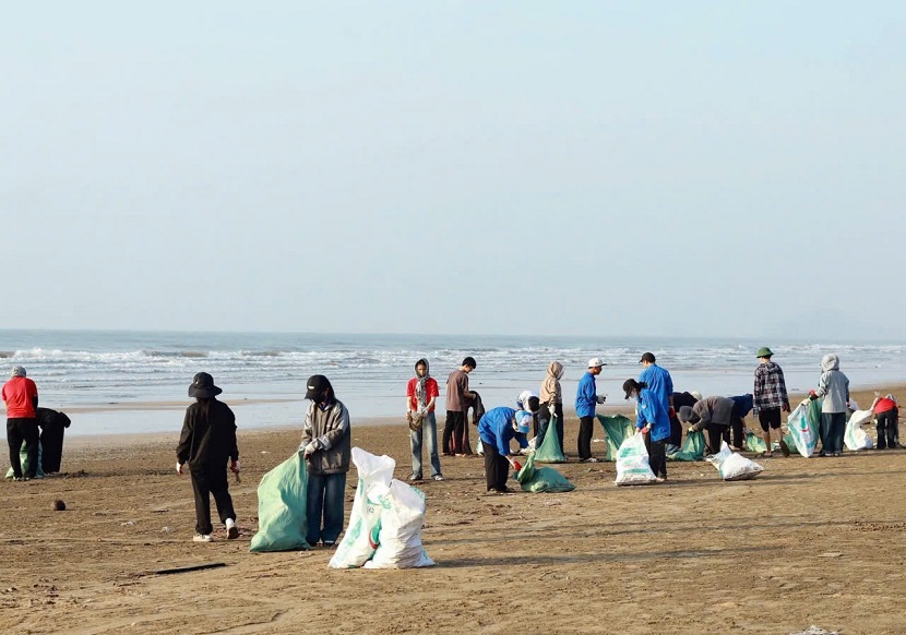 Gần 250.000 bạn trẻ tham gia chiến dịch nhặt rác toàn quốc “Clean up Việt Nam”