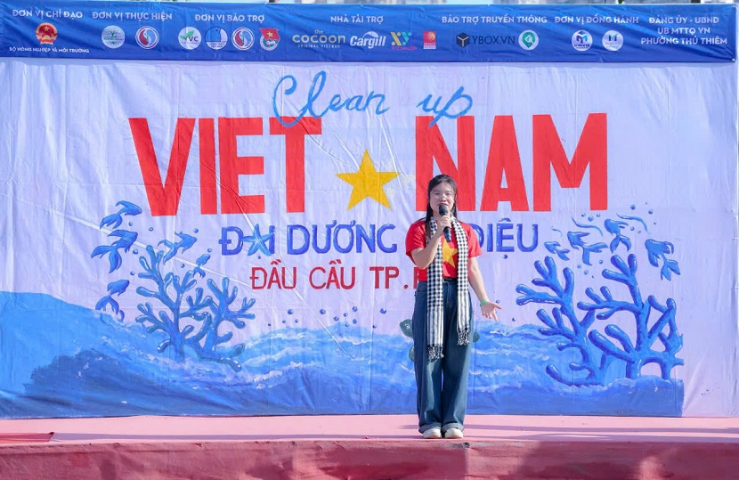Gần 250.000 bạn trẻ tham gia chiến dịch nhặt rác toàn quốc “Clean up Việt Nam”