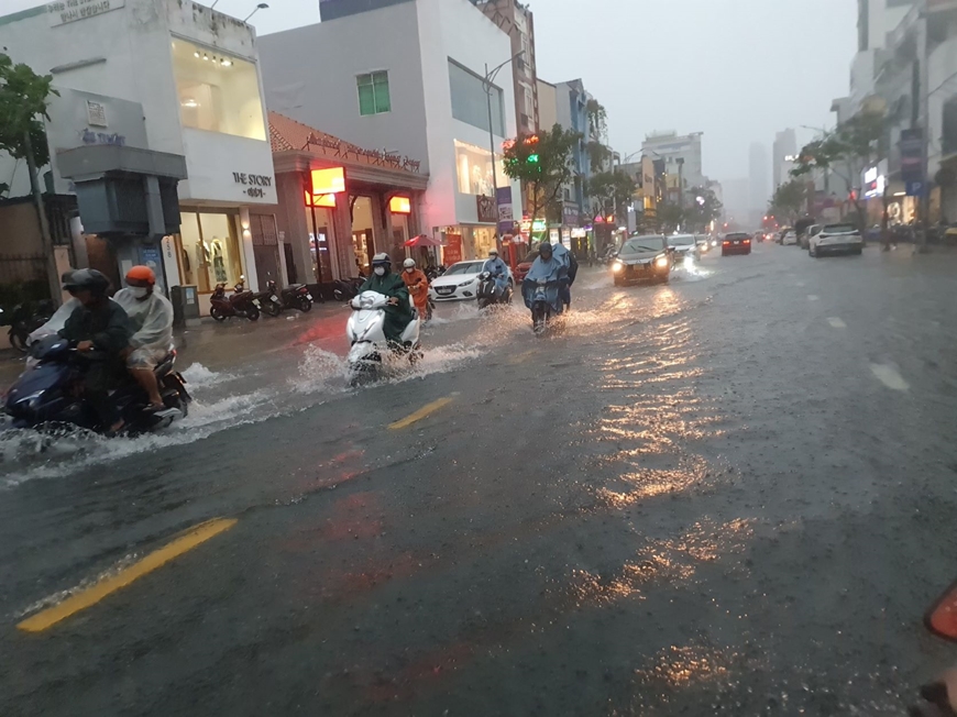 Thời tiết ngày 15/10: Ảnh hưởng của bão số 5, mièn Trung mưa lớn