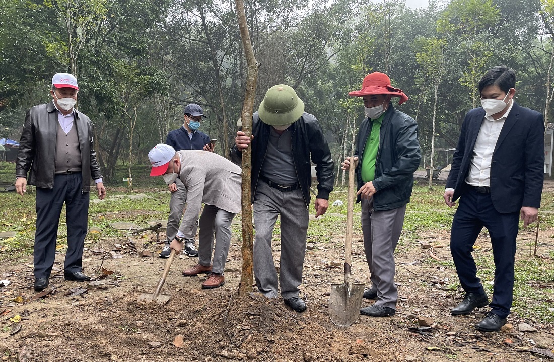 Tạp chí Tài nguyên và Môi trường trồng 1003 cây xanh tại đền Sóc Sơn, Hà Nội