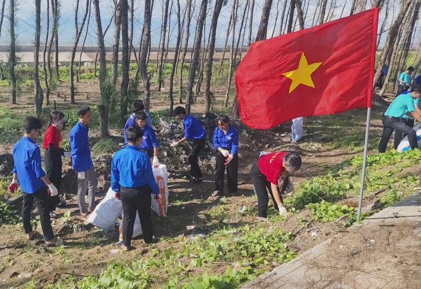 Gần 250.000 bạn trẻ tham gia chiến dịch nhặt rác toàn quốc “Clean up Việt Nam”