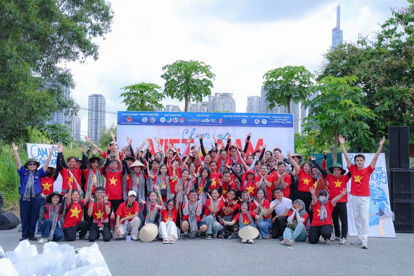Gần 250.000 bạn trẻ tham gia chiến dịch nhặt rác toàn quốc “Clean up Việt Nam”
