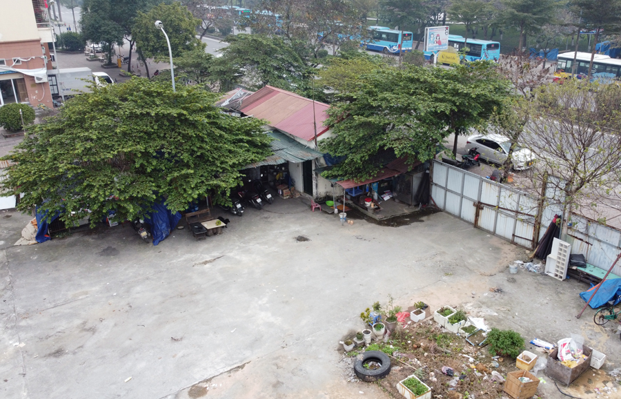 Trên khu đất chỉ có nhà tạm phục vụ kinh doanh trông giữ xe