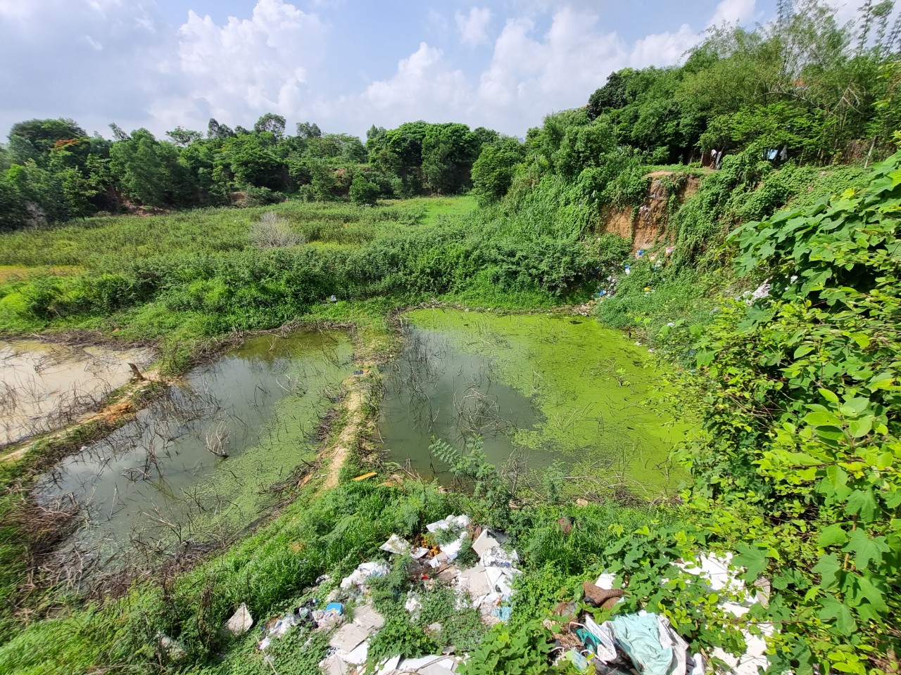 TP. Hồ Chí Minh: Hiểm họa từ hố sâu cạnh bãi rác Đông Thạnh