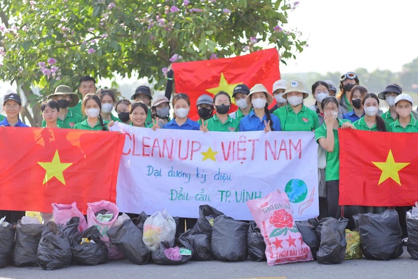 Gần 250.000 bạn trẻ tham gia chiến dịch nhặt rác toàn quốc “Clean up Việt Nam”