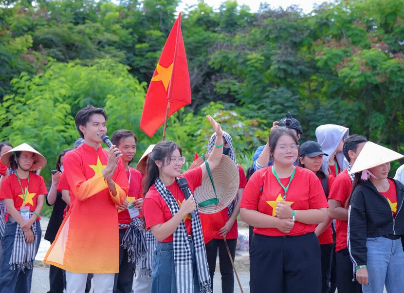 Gần 250.000 bạn trẻ tham gia chiến dịch nhặt rác toàn quốc “Clean up Việt Nam”