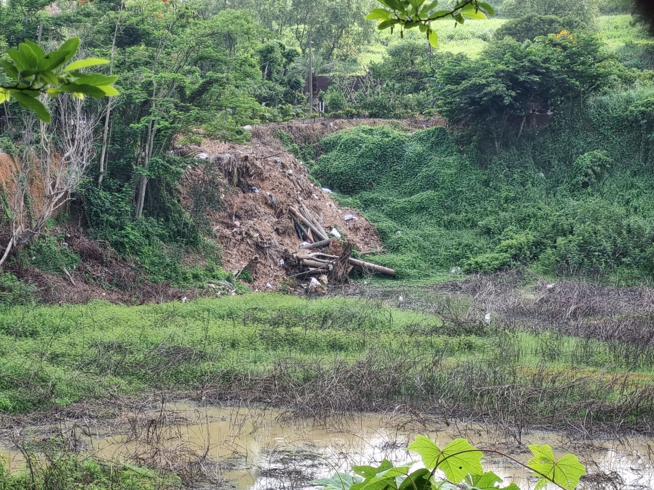 TP. Hồ Chí Minh: Hiểm họa từ hố sâu cạnh bãi rác Đông Thạnh