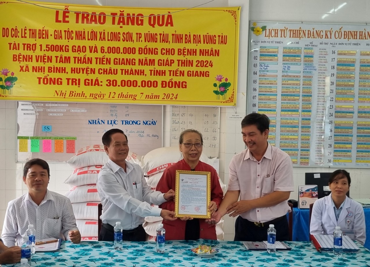 Trao tặng quà cho bệnh nhân Bệnh viện Tâm thần Tiền Giang