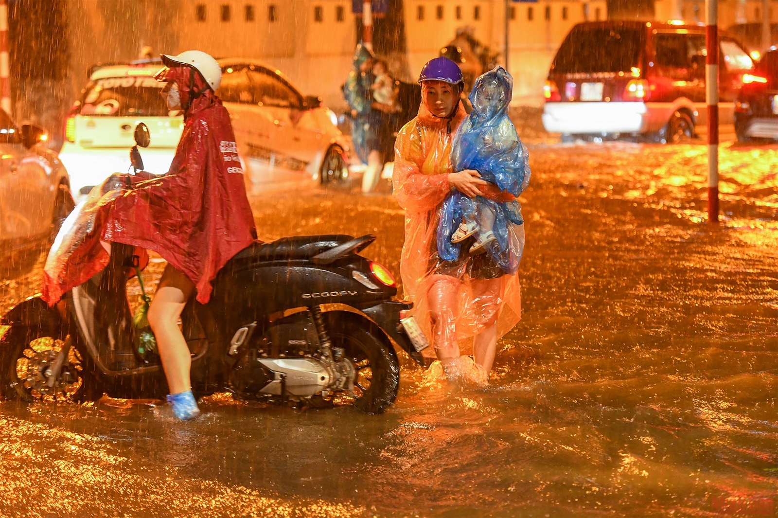 Nhiều tuyến phố ở Hà Nội ngập sâu sau cơn mưa lớn
