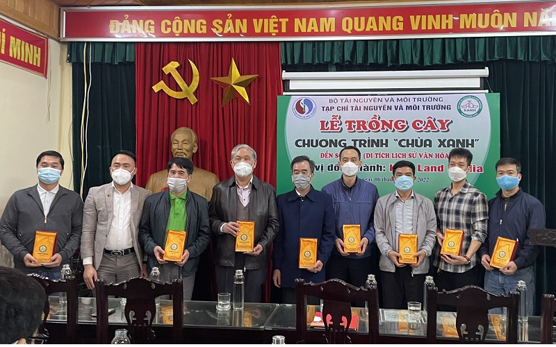 Tạp chí Tài nguyên và Môi trường trồng 1003 cây xanh tại đền Sóc Sơn, Hà Nội