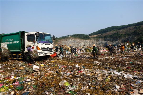 Bãi rác Khánh Sơn vẫn hàng ngày tiếp nhận hàng nghìn tấn rác thải rắn sinh hoạt của người dân TP Đà Nẵng