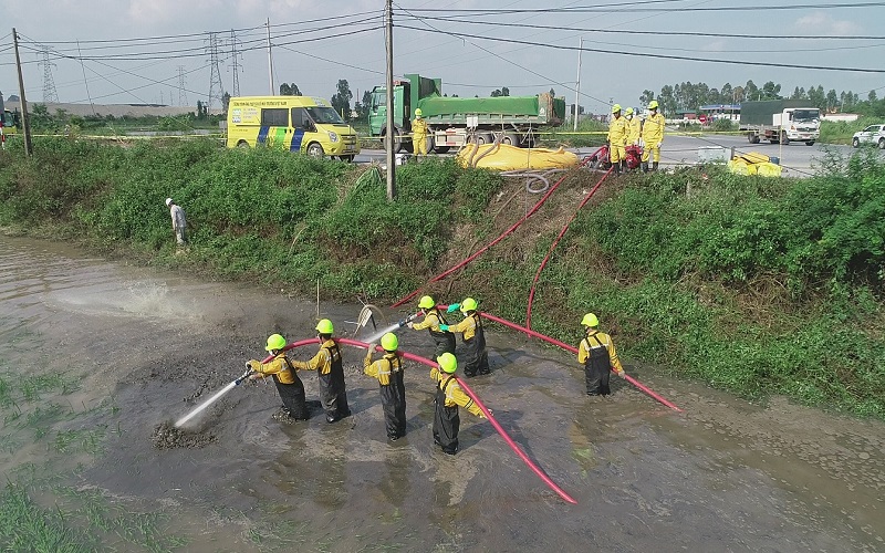 Nhiều khó khăn trong việc khắc phục sự cố tràn dầu, gây ô nhiễm môi trường