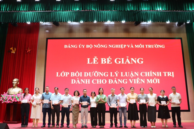 183 Đảng viên được trao giấy chứng nhận Bồi dưỡng lý luận chính trị cho đảng viên mới năm 2025