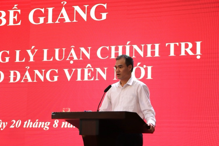183 Đảng viên được trao giấy chứng nhận Bồi dưỡng lý luận chính trị cho đảng viên mới năm 2025